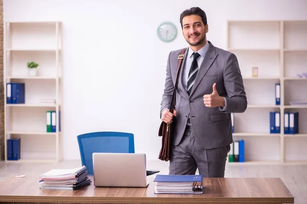 Giovane impiegato d'affari che lavora in ufficio — Foto Stock