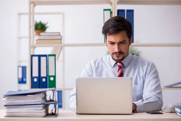 Jonge mannelijke werknemer werkzaam in het kantoor — Stockfoto