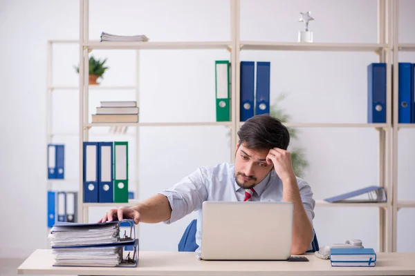 Joven empleado masculino que trabaja en la oficina — Foto de Stock