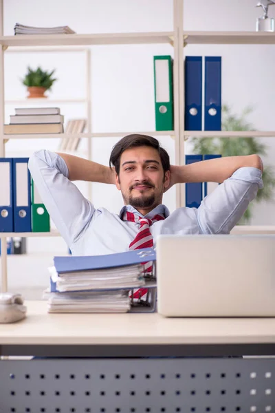 Joven empleado masculino que trabaja en la oficina —  Fotos de Stock