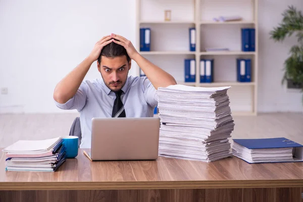 Fiatal üzletember alkalmazott elégedetlen a túlzott munka az irodában — Stock Fotó