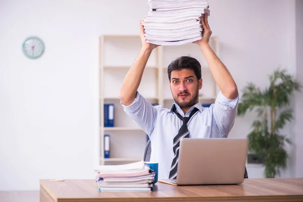 Giovane imprenditore dipendente infelice con il lavoro eccessivo in ufficio — Foto Stock