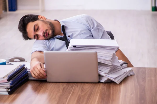 Jovem empresário empregado infeliz com excesso de trabalho no escritório — Fotografia de Stock