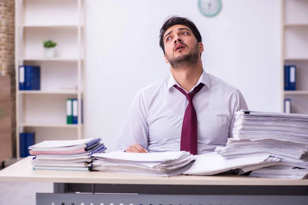 Empleado joven empresario descontento con el trabajo excesivo en la oficina — Foto de Stock