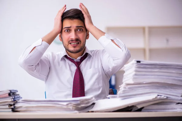 Jeune homme d'affaires employé mécontent du travail excessif au bureau — Photo