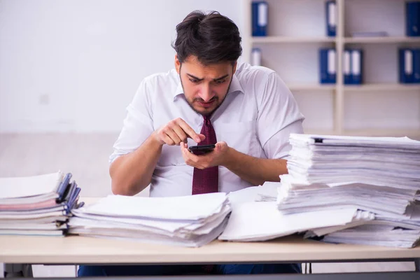 Empleado joven empresario descontento con el trabajo excesivo en la oficina — Foto de Stock