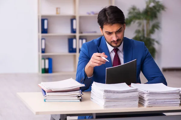 Jovem empresário empregado e muito trabalho no escritório — Fotografia de Stock