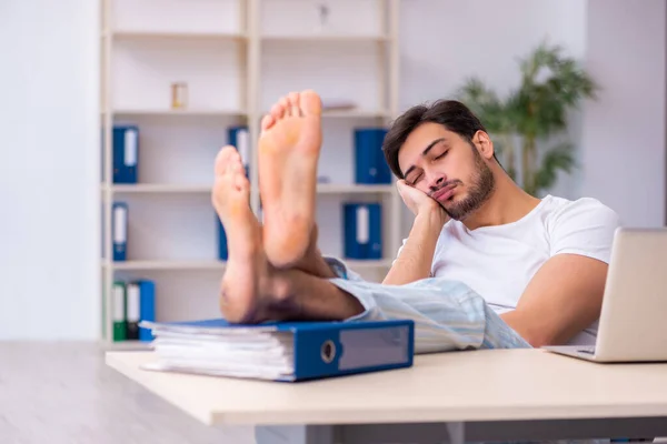 Young male employee coming to work straight from bed — Stock Photo, Image