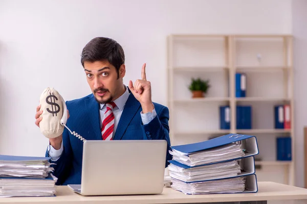 Joven empleado masculino descontento con el trabajo excesivo en la oficina —  Fotos de Stock