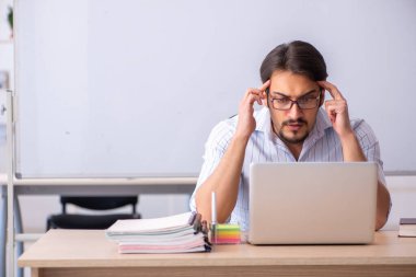 Telekulasyon konseptinde genç erkek öğretmen