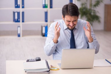 Genç işadamı aşırı çalışmaktan memnun değil.