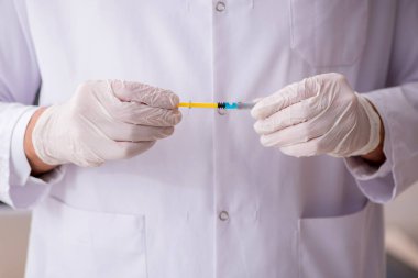 Aşı konseptinde genç bir erkek doktor.