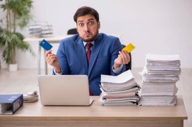 Ecommerce konseptinde genç erkek çalışan