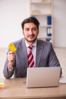 Ecommerce konseptinde genç işadamı