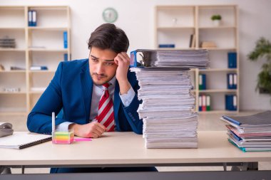 Genç işadamı ofisteki aşırı işten memnun değil.