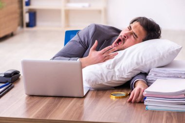 Genç erkek çalışanın uyuyakalma konsepti