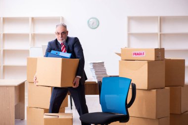 Taşınma konseptinde eski bir işadamı.