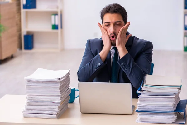 Ung affärsman anställd och för mycket arbete på kontoret — Stockfoto