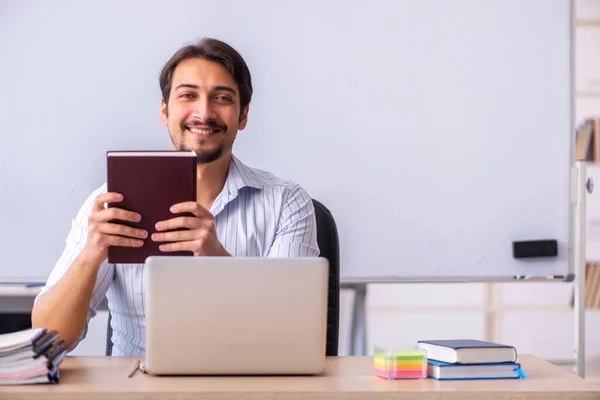 Young male teacher in front of whiteboard — Stock Photo, Image