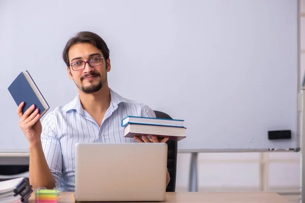 Junger männlicher Lehrer vor Whiteboard — Stockfoto