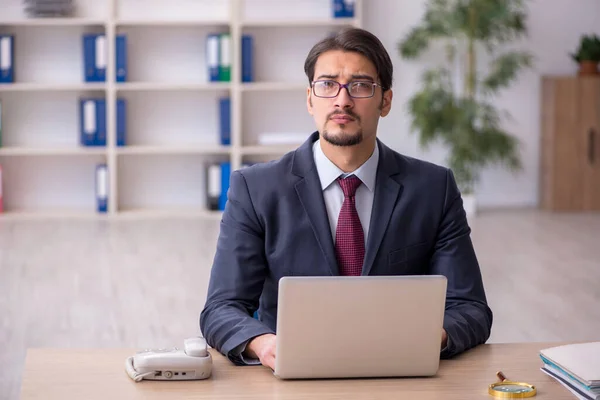 Jeune employé masculin travaillant au bureau — Photo