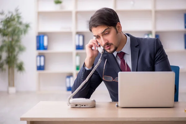 Jeune employé masculin travaillant au bureau — Photo