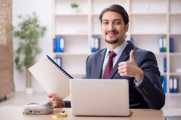 Joven empleado masculino que trabaja en la oficina — Foto de Stock