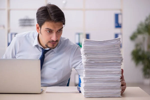 Empleado joven empresario infeliz con el trabajo excesivo en el de — Foto de Stock