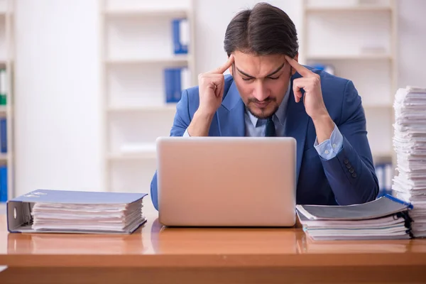 Jeune homme d'affaires employé et trop de travail au bureau — Photo