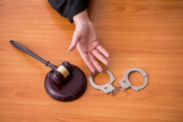 Juez joven trabajando en la sala del tribunal —  Fotos de Stock