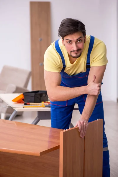 Молодой плотник мужского пола ремонтный стол в офисе — стоковое фото