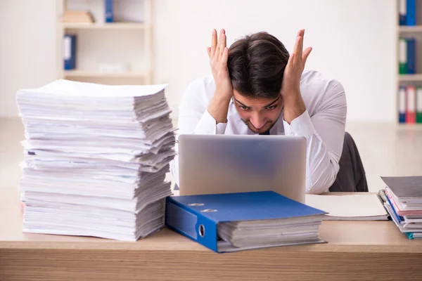 Jovem empresário empregado infeliz com excesso de trabalho no escritório — Fotografia de Stock