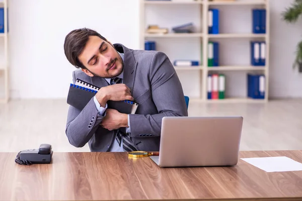 Joven hombre de negocios guapo empleado que trabaja en la oficina — Foto de Stock