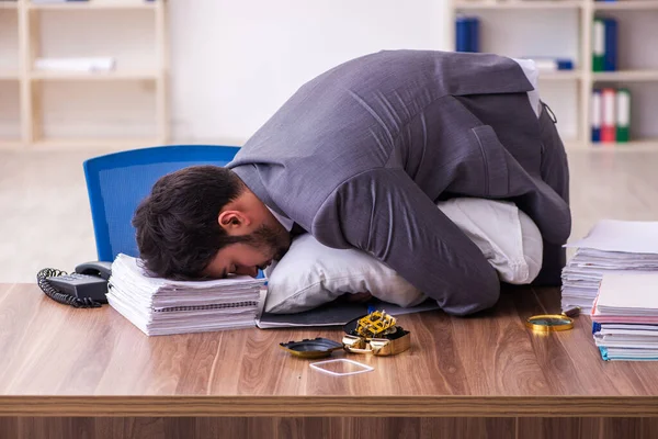 Ung manlig anställd i oversleeping koncept — Stockfoto