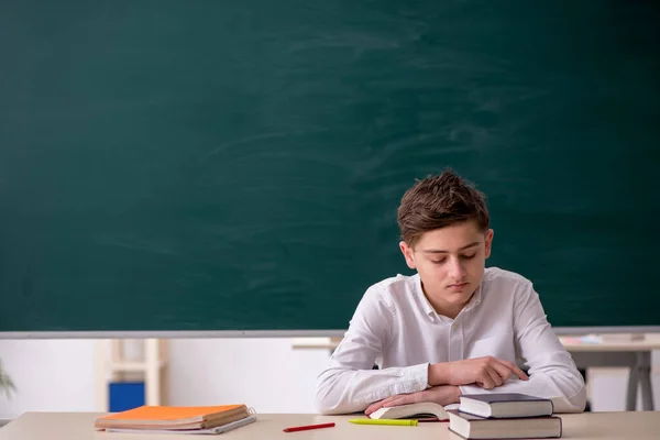 Jongen zit in de klas — Stockfoto