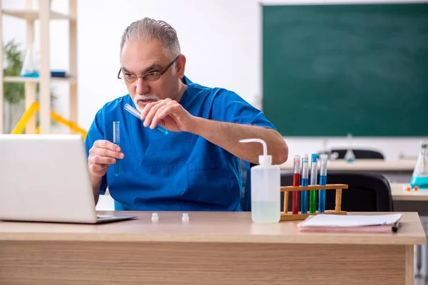 Viejo profesor químico en el aula — Foto de Stock