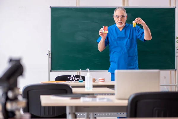 Vieux médecin dentiste dans la salle de classe — Photo