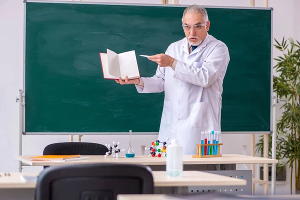 Starý učitel chemie v učebně — Stock fotografie