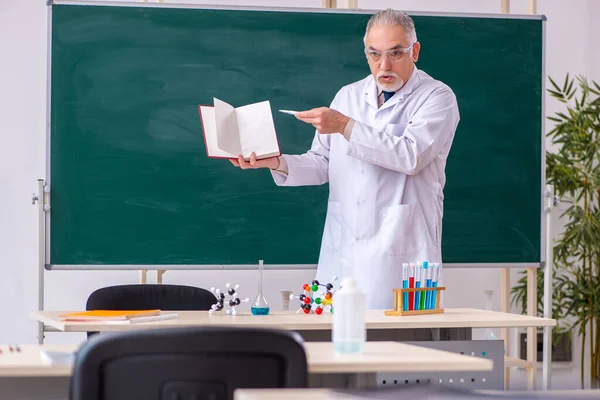 Vecchio insegnante di chimica maschile in classe — Foto Stock