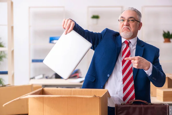 Ancien employé masculin dans le concept de mouvement — Photo