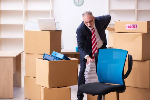 Velho empresário empregado no conceito de realocação — Fotografia de Stock