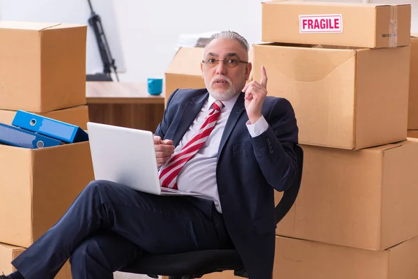 Velho empresário empregado no conceito de realocação — Fotografia de Stock