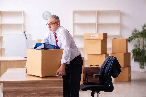 Altunternehmer-Mitarbeiter im Umzugskonzept — Stockfoto