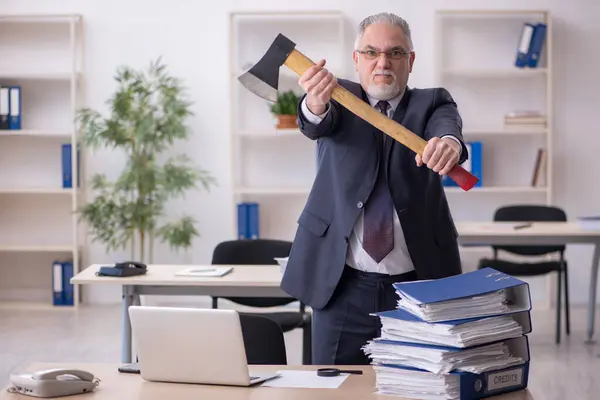 Gammal manlig anställd missnöjd med överdrivet arbete på kontoret — Stockfoto