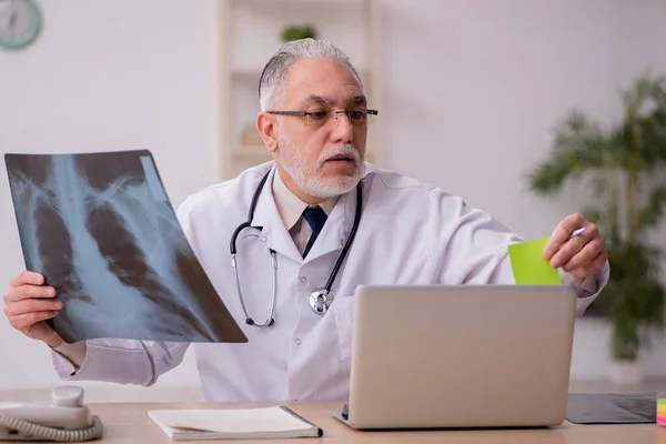 Gammal manlig röntgenläkare som arbetar på kliniken — Stockfoto