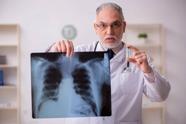 Gammal manlig röntgenläkare som arbetar på kliniken — Stockfoto