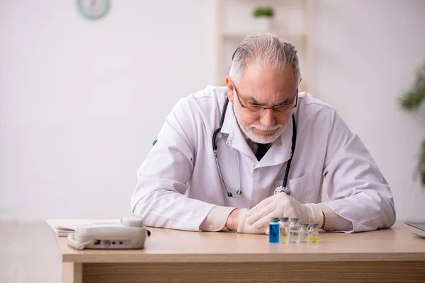 Viejo médico varón en concepto de vacunación — Foto de Stock