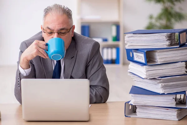 Viejo empleado descontento con el exceso de trabajo en la oficina — Foto de Stock