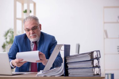 Eski erkek çalışanım ve ofiste çok işim var.