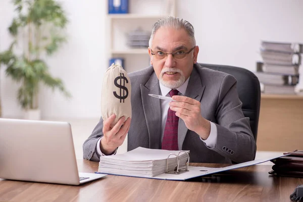 Antiguo empleado masculino en concepto de remuneración — Foto de Stock